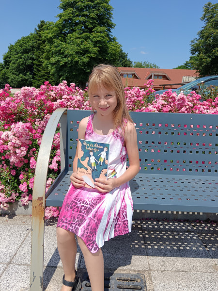 Borítókép: Más 8 évesen éppen csak folyékonyan olvas, ő viszont regényt írt – Interjú Novák Adéllal, az Alex és Ádám kalandjai gyerekszerzőjével