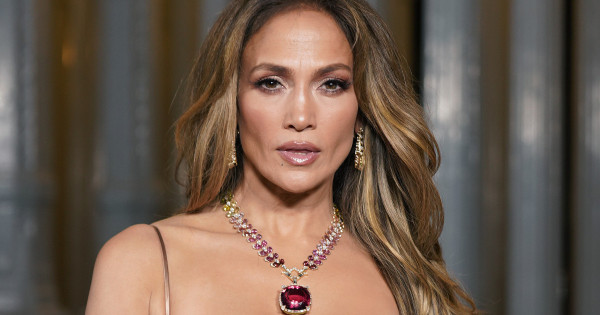 Borítókép: Jennifer Lopez bemutatja: íme a tökéletes sportcipő a 2025-ös nyárra, ami kihagyhatatlan alapdarabja lesz a szezonnak