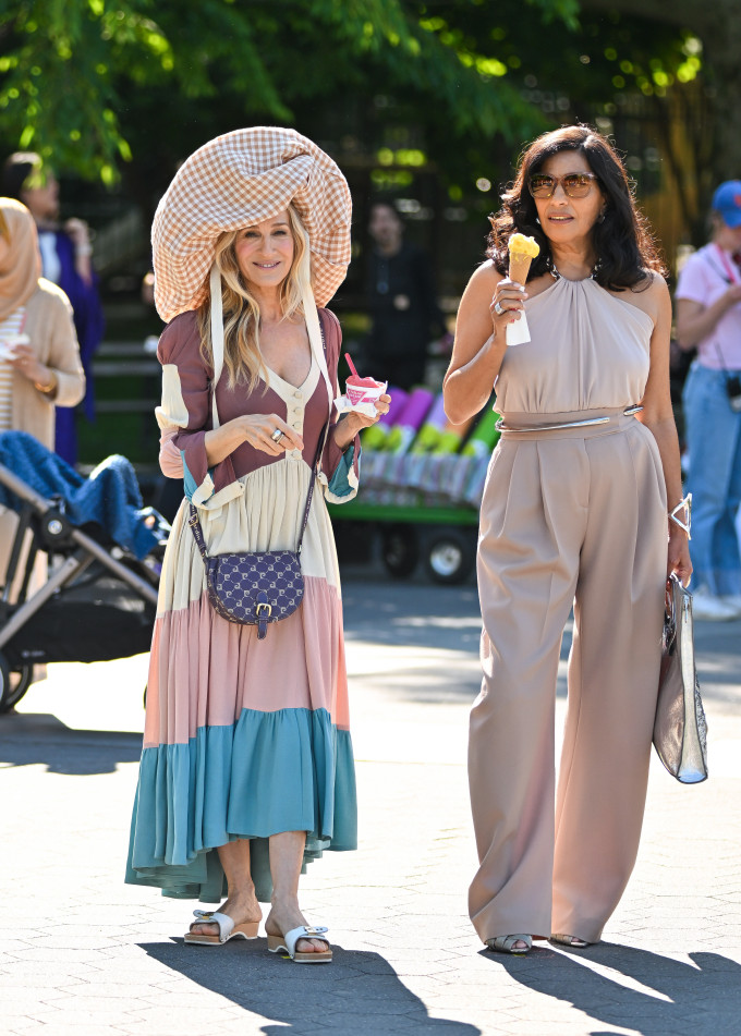 Carrie Bradshaw új szettjeit kifejezetten utálják a karakter hardcore rajongói - például ezt az outfitet.