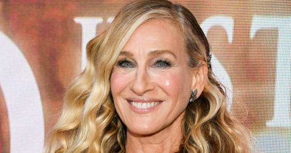 Borítókép: Tudjuk, hogy csinálja! 8 időtálló stílustrükk, amire Sarah Jessica Parker évtizedek óta esküszik