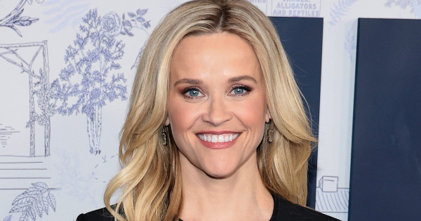 Borítókép: Reese Witherspoon bemutatja: íme a tökéletes nyári ruha, ami kihagyhatatlan darab 2025-ben