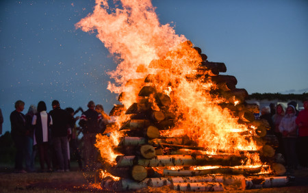 Borítókép: Az év egyik legvarázslatosabb éjszakája: milyen hagyományok kötődnek Szent Iván-éjhez?