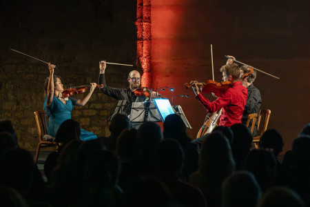 Borítókép: „Nekem a zene az akkumulátorom” – Beszélgetés Miranda Liu hegedűművésszel