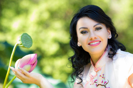 Borítókép: Karrier a sárkányok és pandák földjén – Dr. Kovács Anita kémiatudományával hódítja meg a kínai tinédzserek szívét  