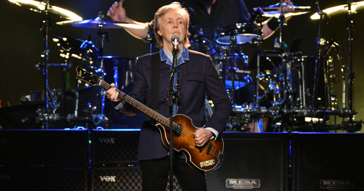 Sir Paul McCartney gitárral a színpadon