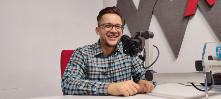 Borítókép: A mai fiatalok is azt akarják, hogy megtalálják a helyüket a közösségben: beszélgetés Bessenyei Gábor íróval