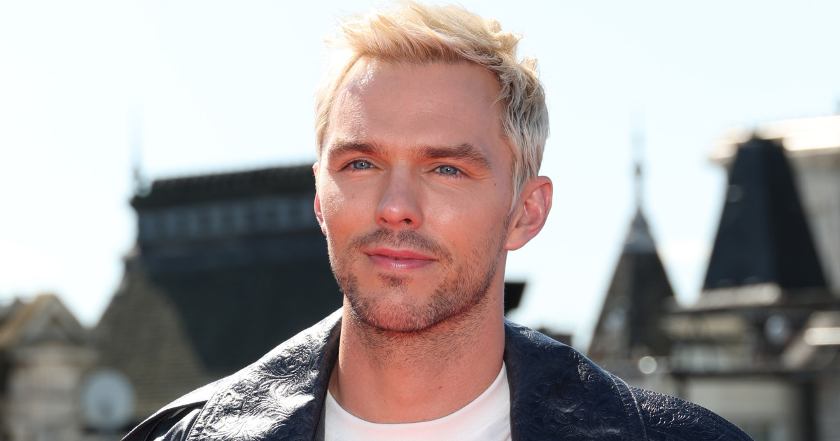 Visszatért a fehér trikó: Nicholas Hoult és Orlando Bloom is éli ezt a nyári stílust