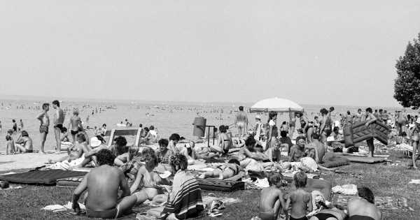 Borítókép: Múltidéző fotók: Így nyaraltunk régen a Balatonnál - avagy ilyen volt a magyar nyár a 20. században