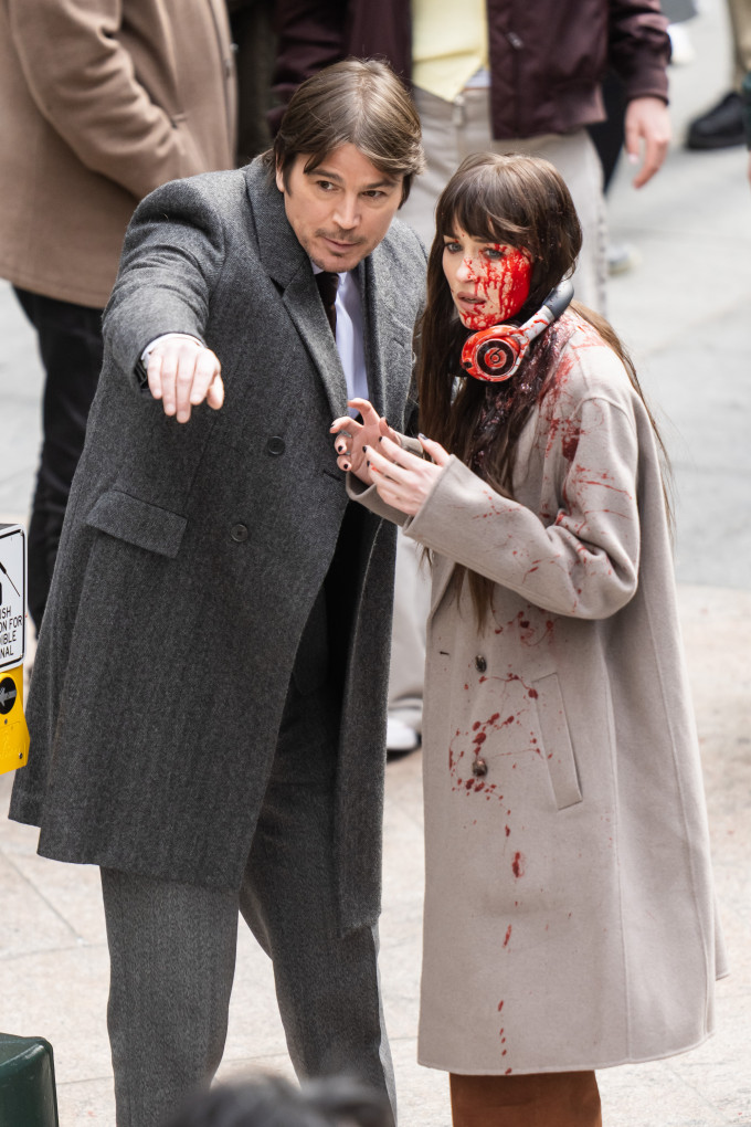 Dakota Johnson és Josh Hartnett a Vsrity film forgatásán.