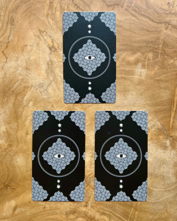 Hallgass a megérzéseidre és válassz egy tarot kártyát a pakliból, Grisha Batai asztrológus pedig segít neked megfejteni az üzenetét!