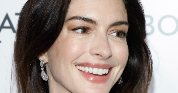 Borítókép: A mai sztárok elbújhatnak a háta mögött: 5 alkalom, amikor Anne Hathaway messze kimaxolta a meztelenruhák fogalmát