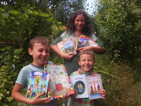 Borítókép: Kis Alkotók Köre: gyerekek, akik nemcsak olvasni szeretnek, hanem írni is