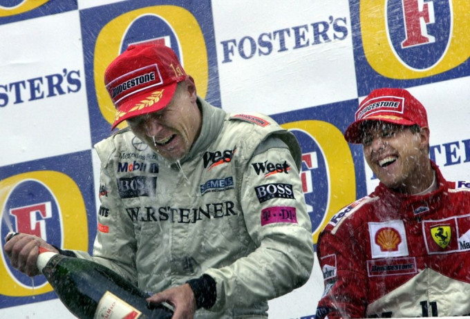 Mika Häkkinen és Michael Schumacher pezsgőzés közben a dobogón