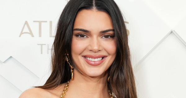Borítókép: Kendall Jenner bebizonyította, hogy 2025 nyarának legmegosztóbb cipőjét is lehet stílusosan viselni - erre a filléres darabra most te is lecsaphatsz!