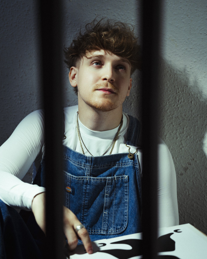 Moriones „rum” videoklipjének forgatásán: ebben a számában a szeretet, tisztelet és boldogság értékeiről beszél.