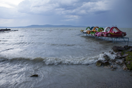 Borítókép: 8 balatoni program rossz időre, ami megmenti a családi nyaralást