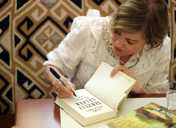 Clare Leslie Hall-lal a PesText Nemzetközi Irodalmi és Kulturális Fesztiválon beszélgettünk a „Sebzett lelkek” című regényéről.