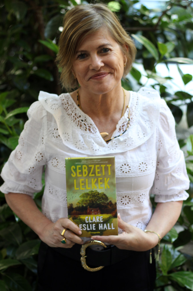 Reese Witherspoon 2025 márciusában Clare Leslie Hall regényét ajánlotta a könyvklubja tagjainak.