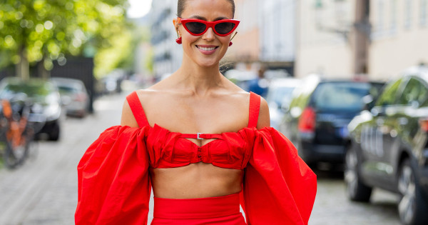 Borítókép: A sztárok is megőrülnek érte: Így hordják a stílusos nők 2025 legnagyobb nyári kedvencét, a Cherry trendet!