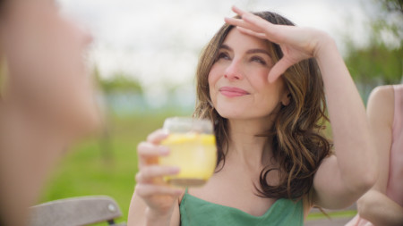 Borítókép: Zséda: A női közösség az egyik legnagyobb erő – édesanyjával és barátnőivel forgatott az énekesnő