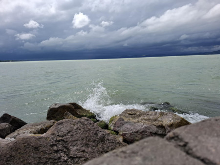 Borítókép: Balatonfűzfői nyár, avagy első pancsolás a babával – és a viharokkal