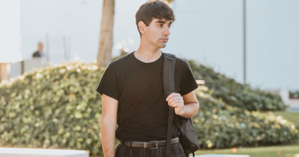 Borítókép: Férfi stílus mesterfokon – négy tipp, amivel a prémium póló igazi karakter lesz