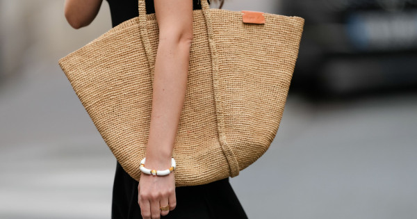 Borítókép: 8 nyári alapdarab, ami nem hiányozhat egyetlen francia nő ruhatárából sem 2025-ben