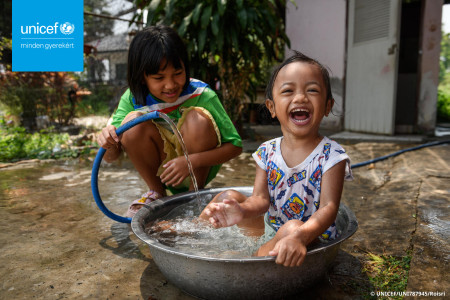 Borítókép: Az UNICEF Magyarországgal és Fördős Zével gyerekjáték a főzés