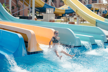 Borítókép: Ha nem csak csobbanni, csúszni is szeretnétek: 13 magyarországi fürdő csúszdaparkkal