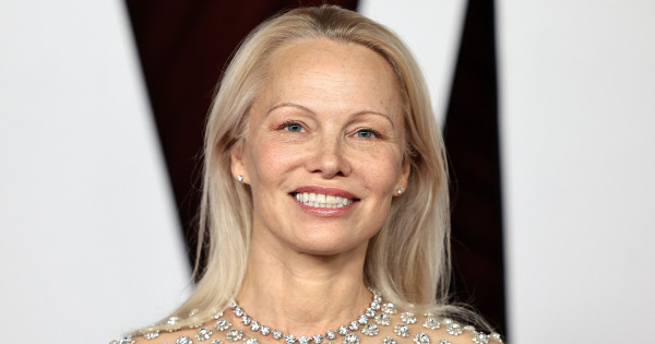 Borítókép: Pamela Anderson ezzel 20 ezer forint alatti termékkel mentette meg teljesen tönkrement haját - 50 év felett esküszik rá, hogy ez az egészséges haj titka!