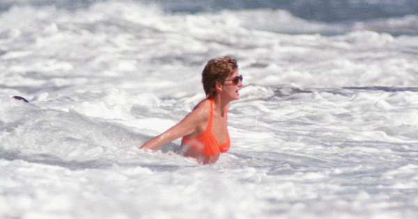 Borítókép: 13 vintage fotó, ami bizonyítja: Diana hercegné volt a nyár sztárja fürdőruhában!