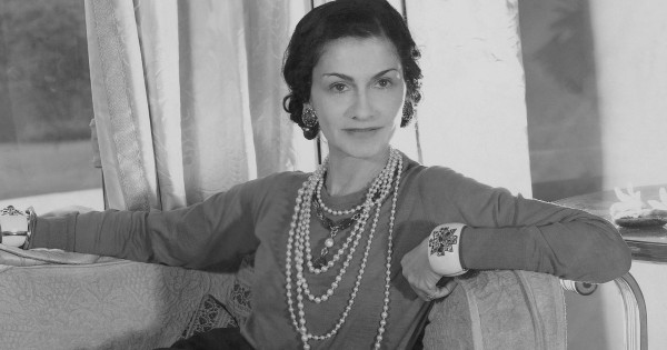 Borítókép: 13 zseniális divattanács Coco Chaneltől, ami 2025-ben épp oly érvényes, mint évtizedekkel ezelőtt