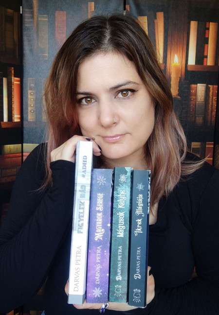 Borítókép: Nemcsak a környezetemnek volt nehéz, hanem nekem is – beszélgetés Darvas Petra íróval