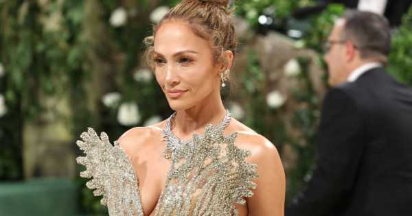 Borítókép: Harsány táncoslányból a vörös szőnyeg koronázatlan királynője - Jennifer Lopez stílusnapló
