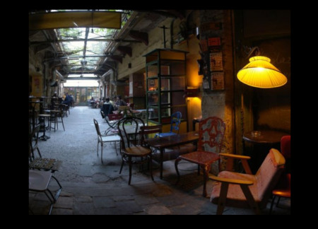 Borítókép: Kihalófélben, de még virulnak – a legjobb romkocsmák Budapesten