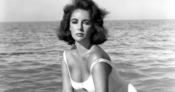 Borítókép: Régi fotókon Hollywood leggyönyörűbb női fürdőruhában - avagy a filmtörténet 20 legikonikusabb bikiniteste