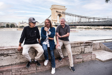 Borítókép: A Lánchídnál kapták lencsevégre a három barátot Leslie Mandokit, Csupó Gábort és Szűcs Lászlót, amint ötven év után újra együtt álltak azon a titkos helyen, ahol egykor életük legnagyobb döntését hozták meg
