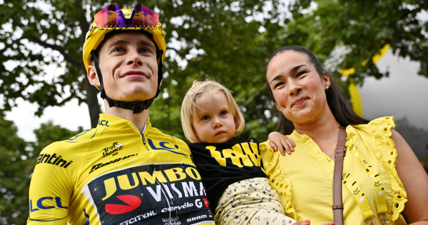 Borítókép: Ez az egyik legromantikusabb, amit férfi csak tehet? Felesége vezetéknevét választotta esküvőjük után a Tour de France sikeres kerékpárosa