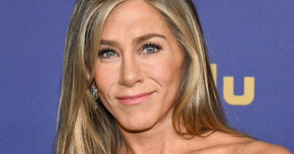 Borítókép: Jennifer Aniston bemutatja: íme a tökéletes farmernadrág, ami minden életkorban telitalálat