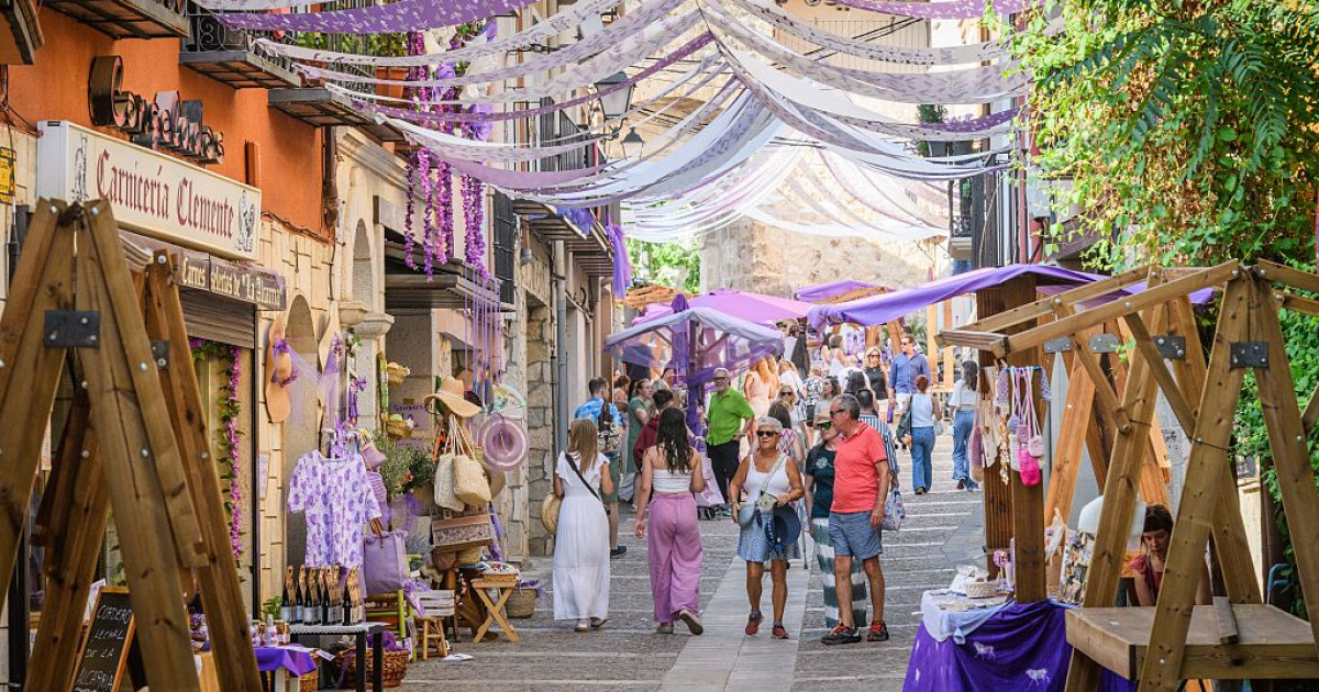 Brihuega városkép turistákkal