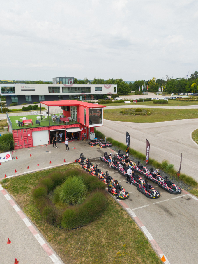 Vivi támogató közeget szeretne építeni a nőknek, hogy magabiztosságot és rutint szerezhessenek a gokartozásban, és úgy általában a vezetésben