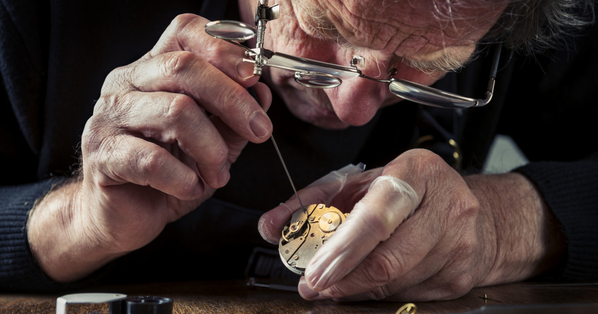 Idős órásmester munka közben
