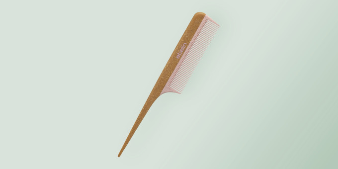 Az ebelin parafa hajformázó fésűvel könnyedén megzabolázhatod a tincseidet és még a környezetet is véded vele!