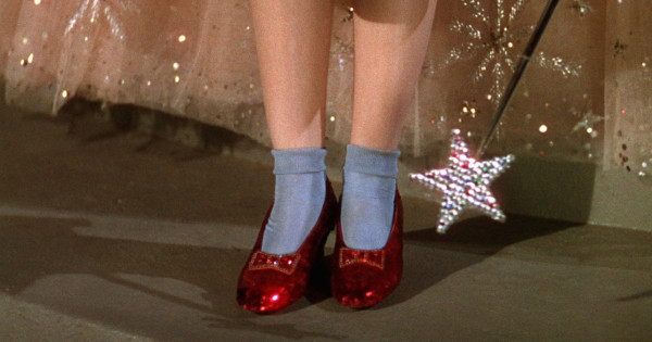 Borítókép: Cipő 9,5 milliárd forintért? Íme 10 meglepő tárgy, amiért elképesztő összegeket fizettek egy-egy aukción