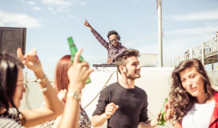 Borítókép: Kvíz: Felismered a nyári slágereket egy sor dalszövegből?