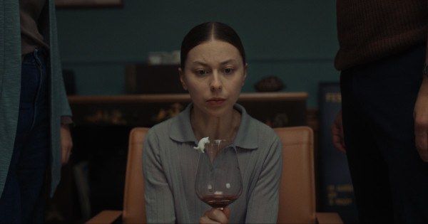 Borítókép: Október 2-án betelik a pohár – Előzetest kapott az Oscar-díjas Deák Kristóf új filmje, az Egykutya 