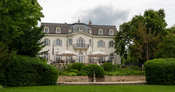 Borítókép: Lélegzetelállító képek a múltból a Brit nagykövetség rezidenciájáról, ami idén már 100 éves - akkor és most fotók!