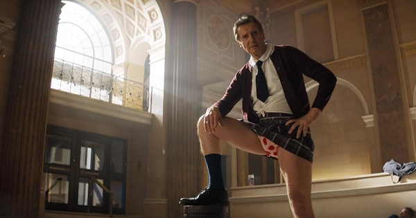 Borítókép: Itt az új Csupasz pisztoly! A kritikusok pedig elárulták, melyik a jobb - szerinted?