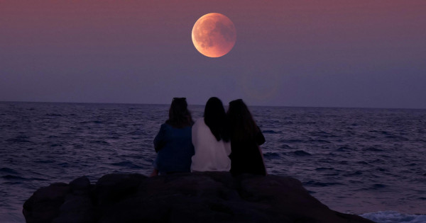 Borítókép: A Vízöntő telihold életre szóló fordulatot tartogat a csillagjegyeknek - így változtathatsz a sorsodon, és léphetsz túl az elakadásaidon az asztrológus szerint!