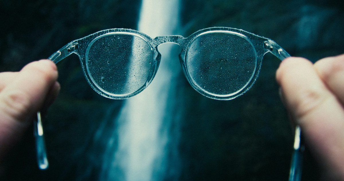 Szemüveget tartó kezek